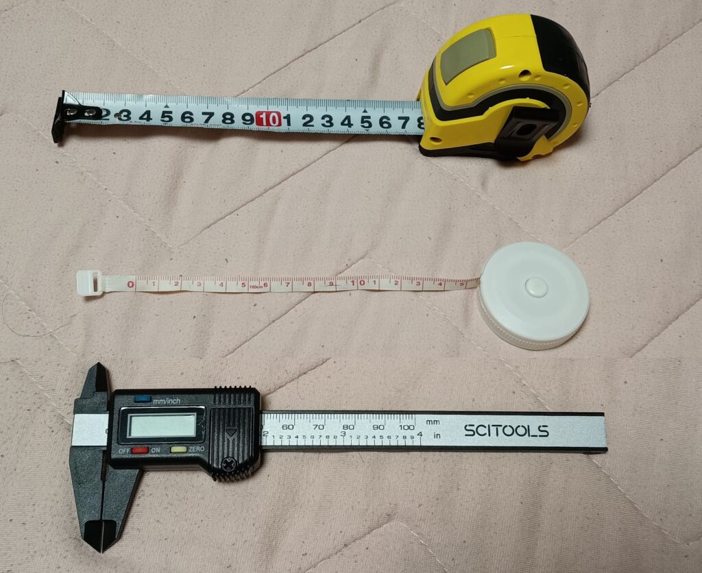 足の測定に用いたメジャー、巻き尺、デジタルノギス
