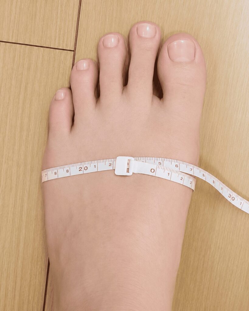 母指球と小指球を結ぶ周囲を測っている様子